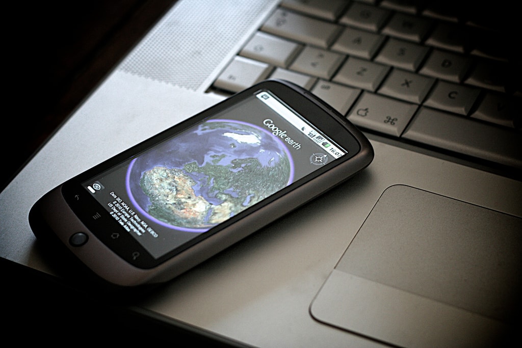 smartfon na laptopie