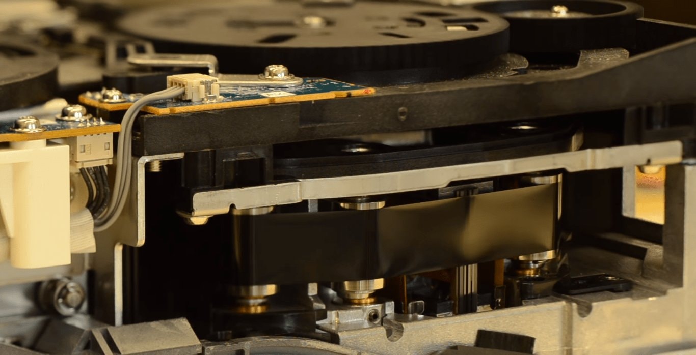 Taśma magnetyczna jest stosowana między innymi do przechowywania backupów.