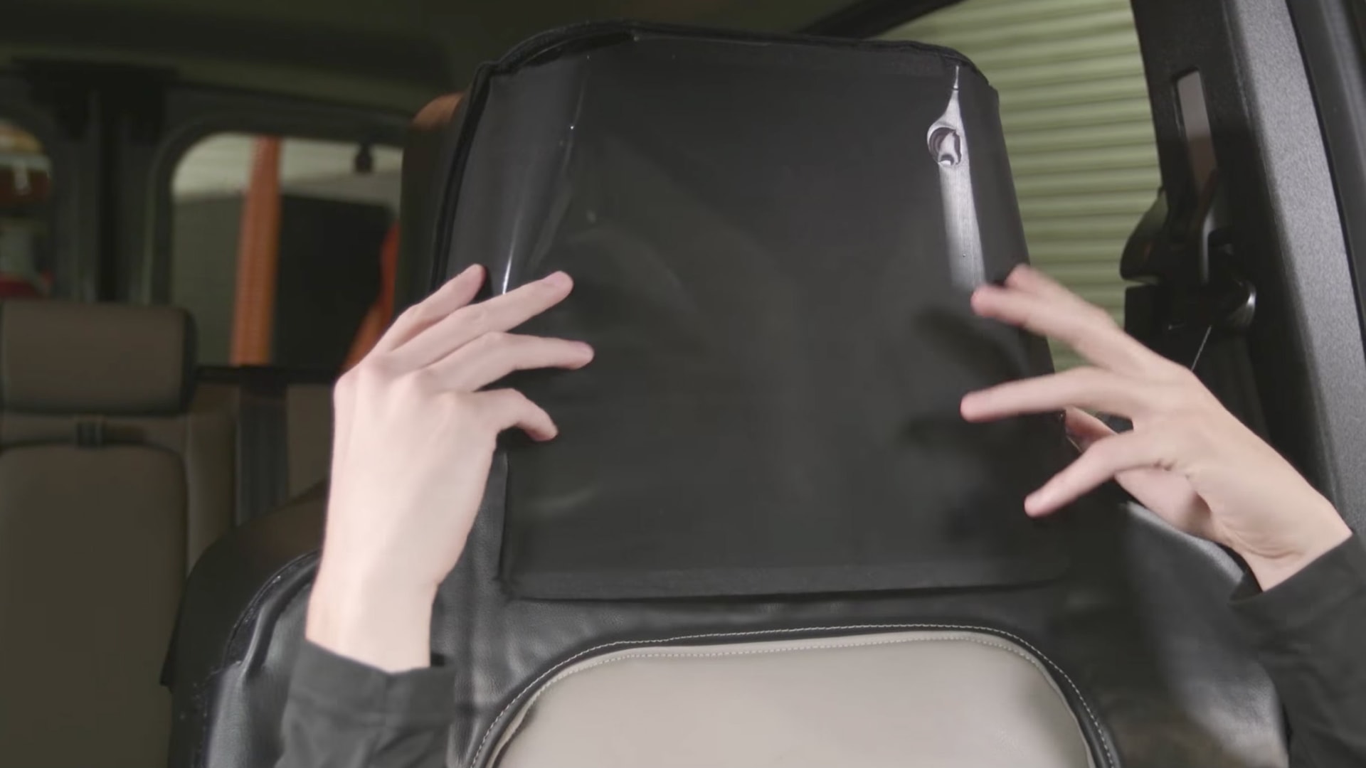 Kierowcy przebrani za… siedzenia samochodów