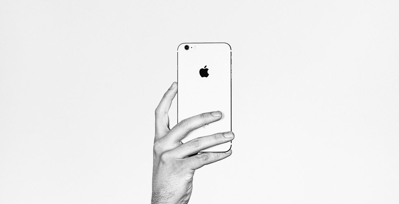 dłoń trzymająca iPhone