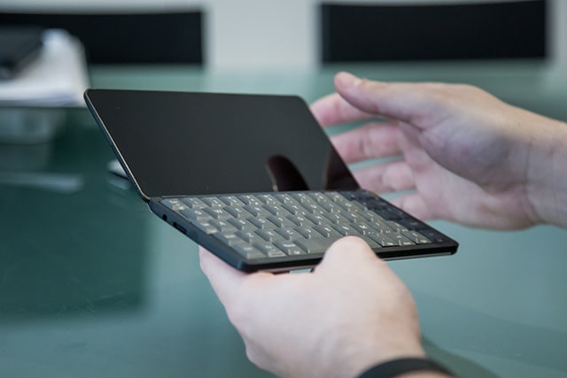 Nowy palmtop z Androidem i Linuxem