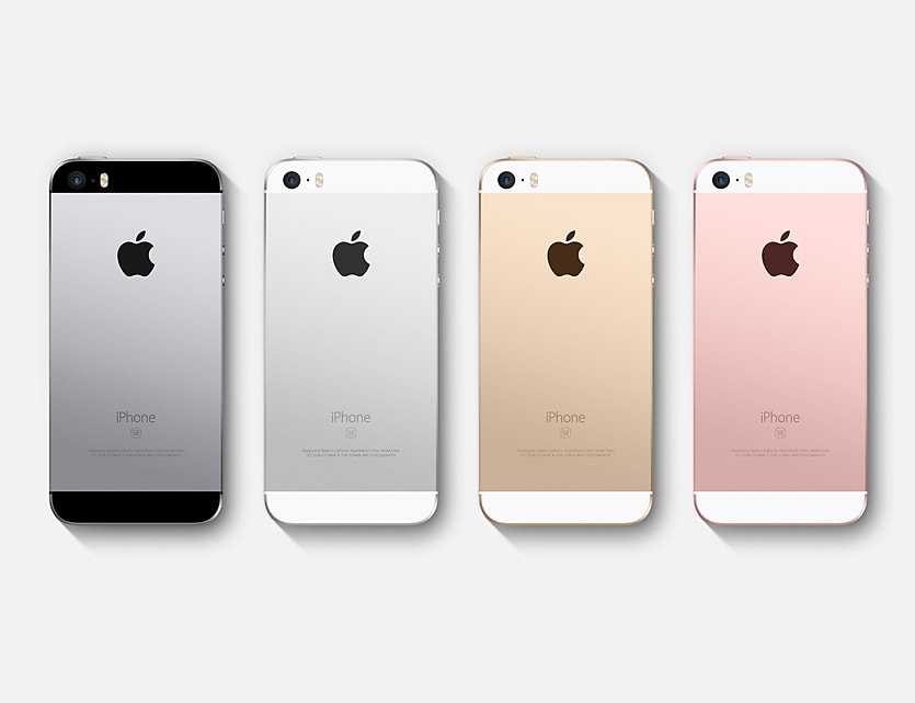 Najtańszy z iPhone&#8217;ów czyli model SE też podlega trosce firmy z Cupertino i jest spowalniany, by jego bateria przeżyła nieco dłużej (fot. Apple)
