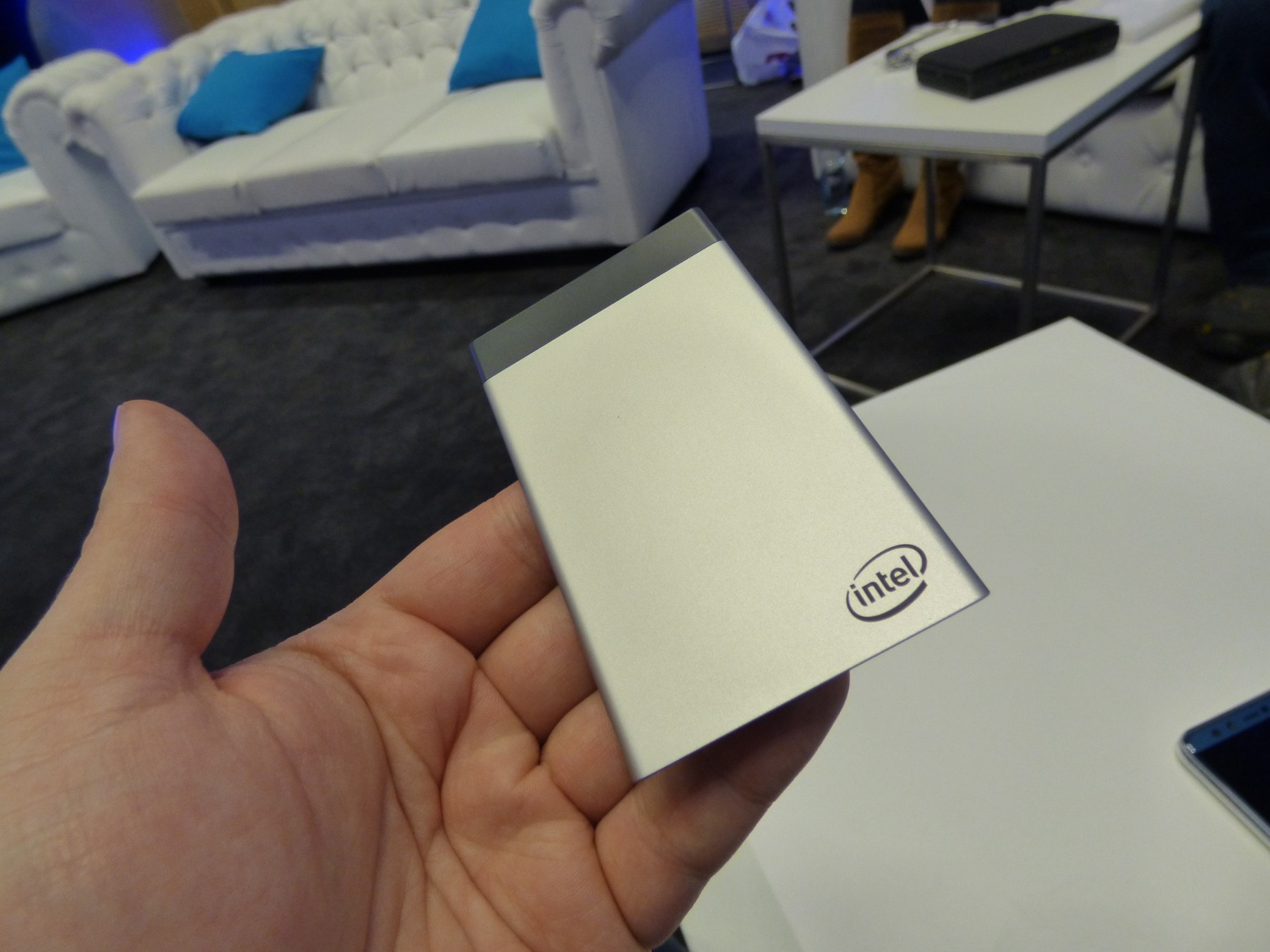 Inte Compute Card PC jest tak mały, że aż trudno uwierzyć iż to kompletny komputer fot. Krzysztof Bogacki)
