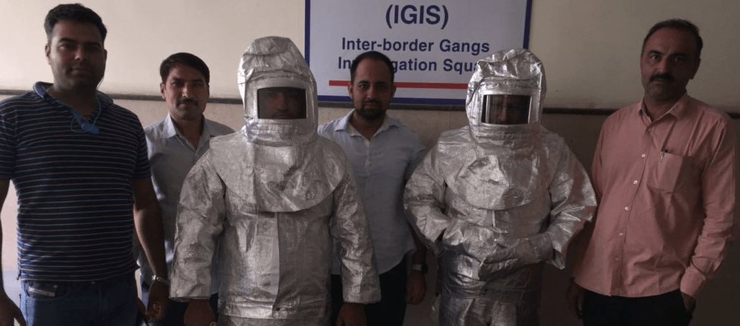 Policja zatrzymała dwóch oszustów ubranych w “kombinezony NASA”