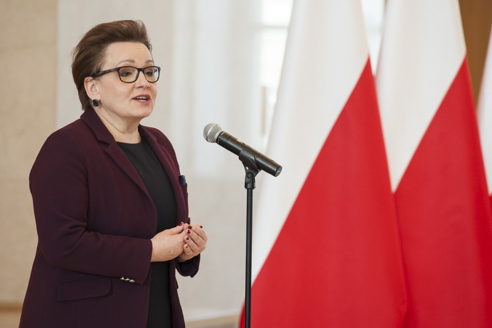 Aplikacja w telefonie zamiast legitymacji – nowy pomysł minister Zalewskiej