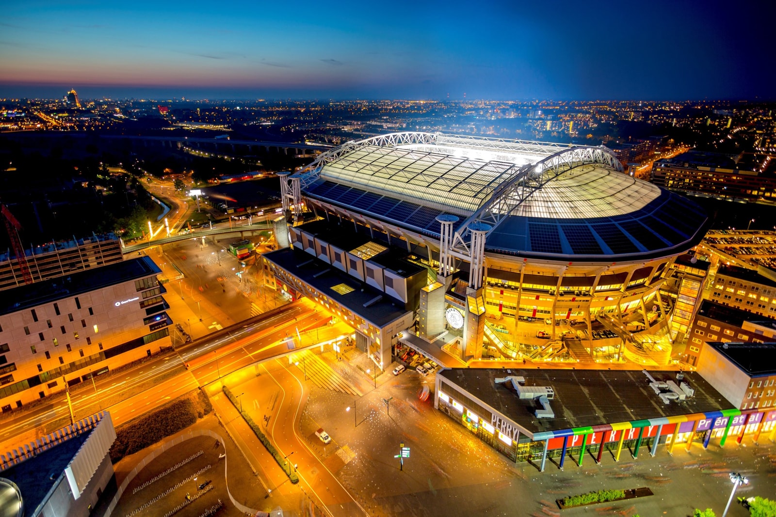 Magazyn energii na Johan Cruijff Arena zbudowany z samochodowych baterii