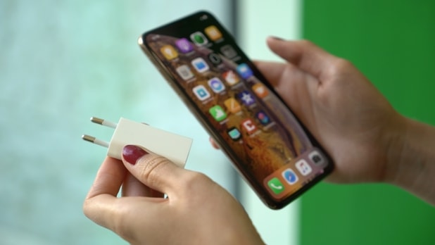 Czas ładowania iPhone&#8217;ów może być krótszy, ale potrzebna jest mocniejsza ładowarka.
