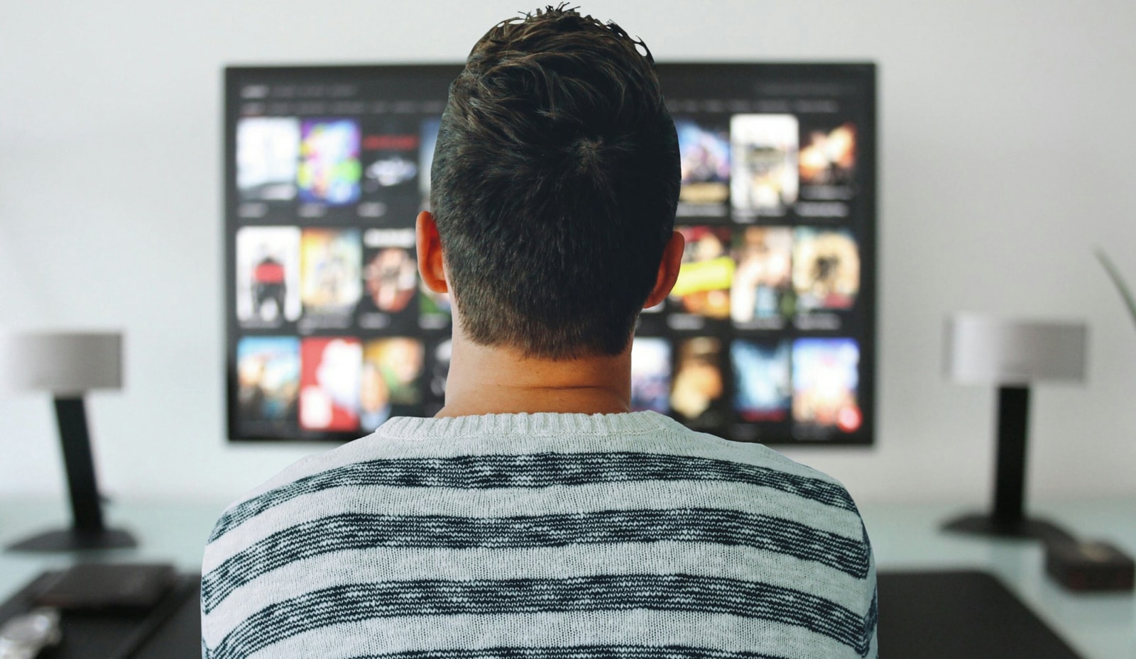 mężczyzna oglądający telewizję