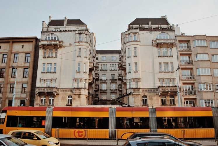 tramwaj komunikacji miejskiej