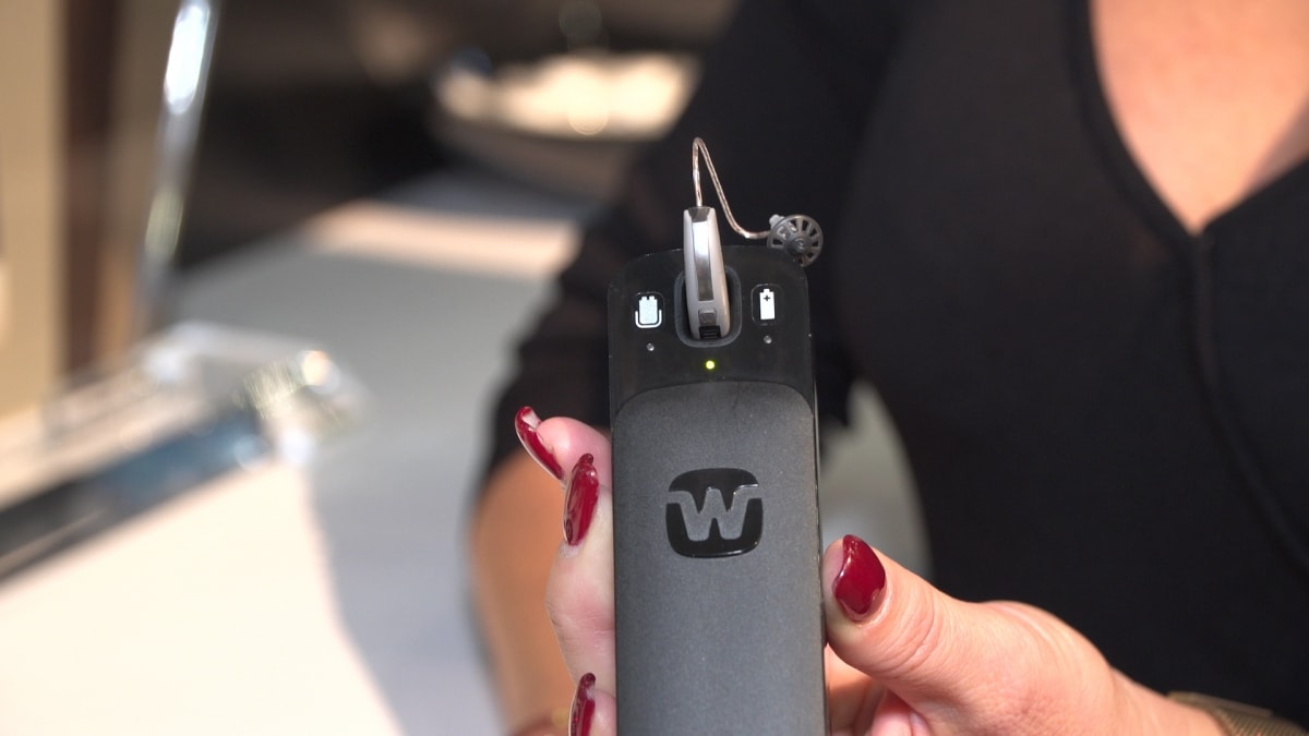 ładowanie aparatu słuchowego