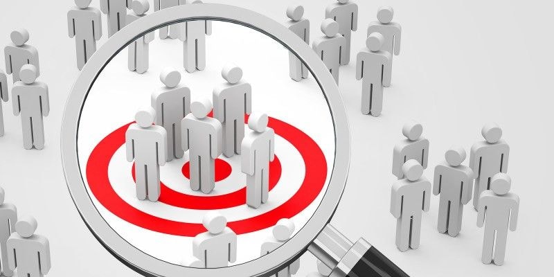 lupa skierowana na ludzi stojących na czerwonych kręgach