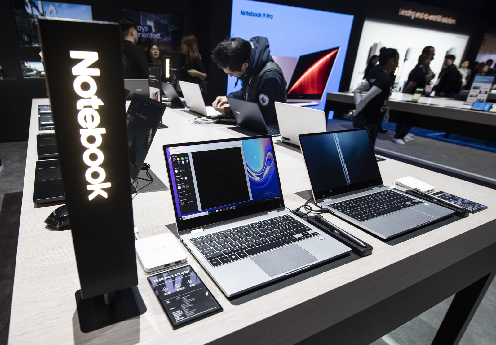 stoisko z laptopami Samsunga