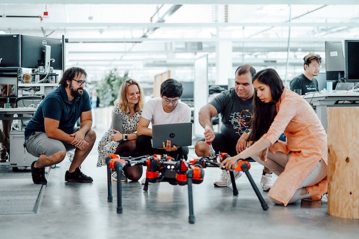 Roboty Facebooka uczą się chodzić