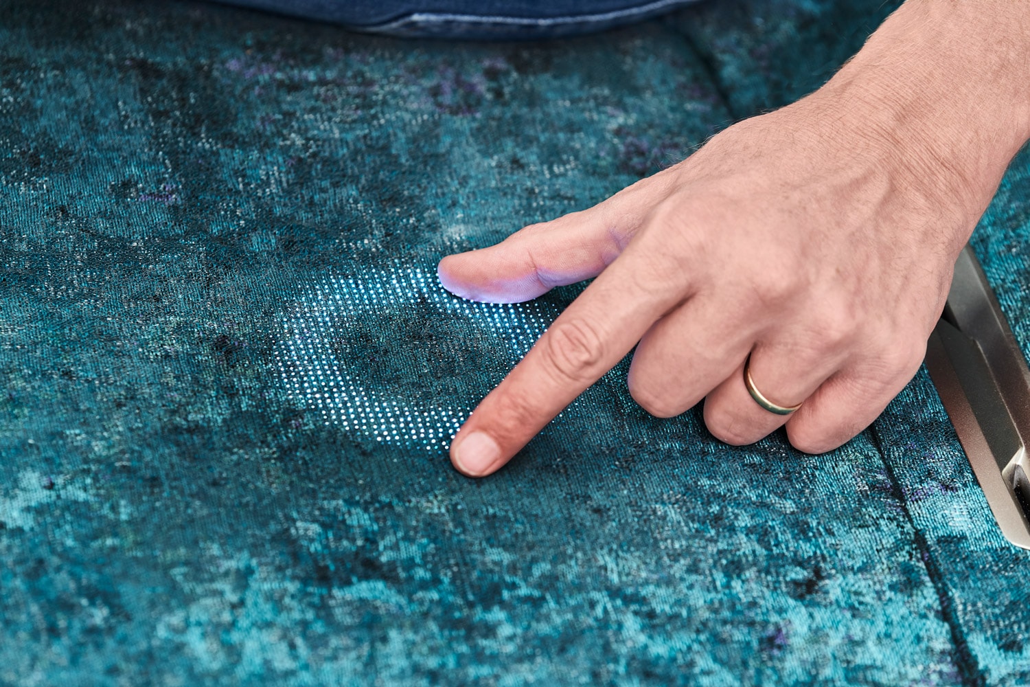 Przewodnik i izolator w jednym, a to wszystko dzięki ciśnieniu