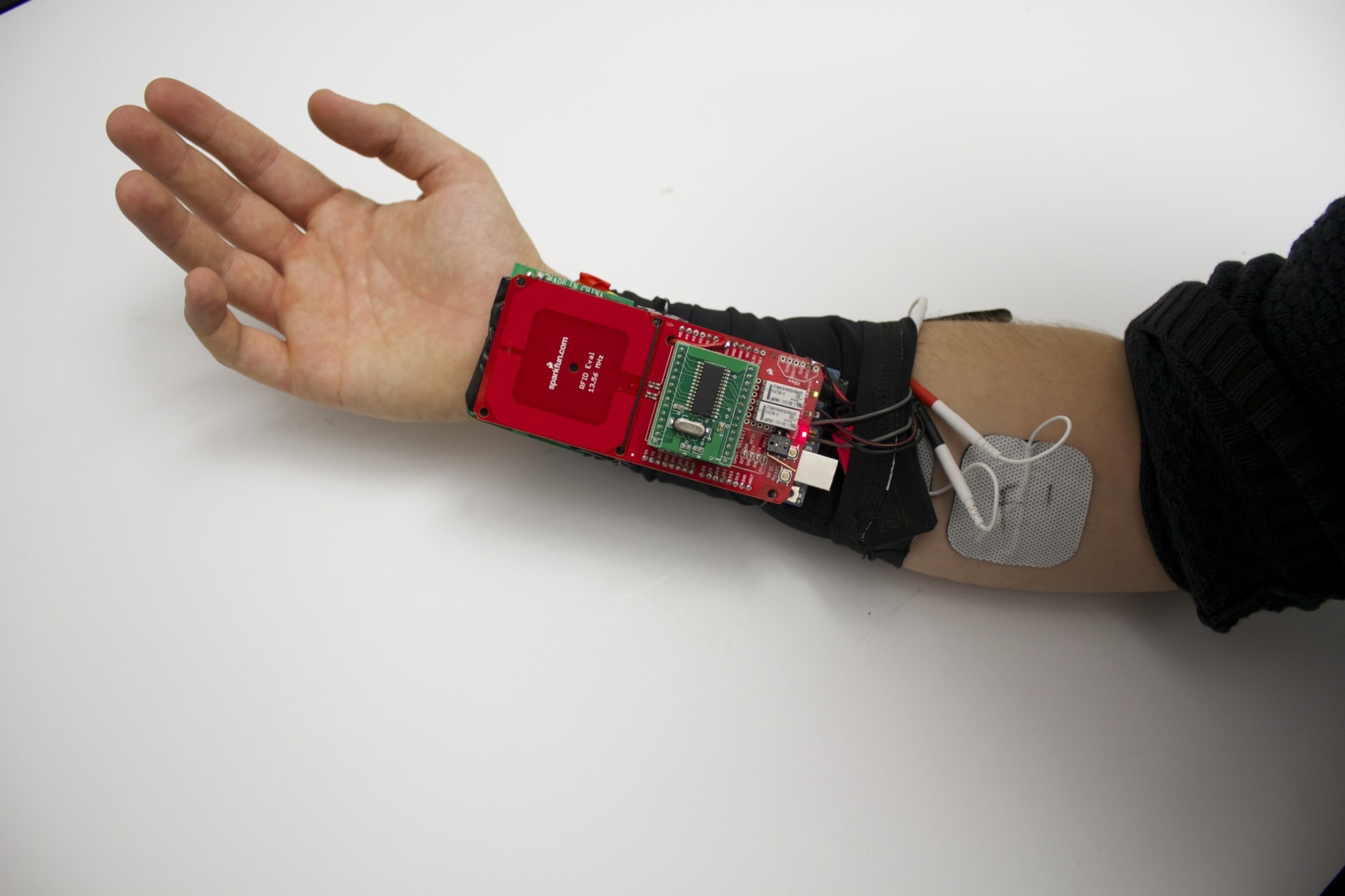 To urządzenie nauczy cię kroić cebulę, szydełkować i przeprowadzać operacje chirurgiczne