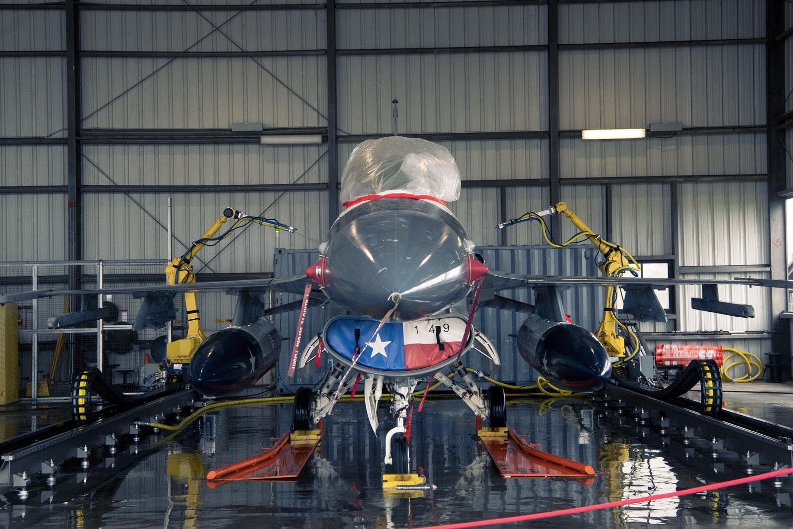 Robot czyszczący myśliwce F-16, Robot czyszczący myśliwce,