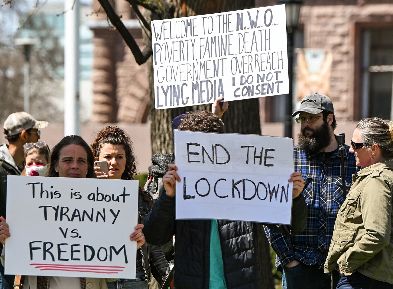 Skąd się biorą antyszczepionkowcy? Większość teorii spiskowych pochodzi od 12 osób