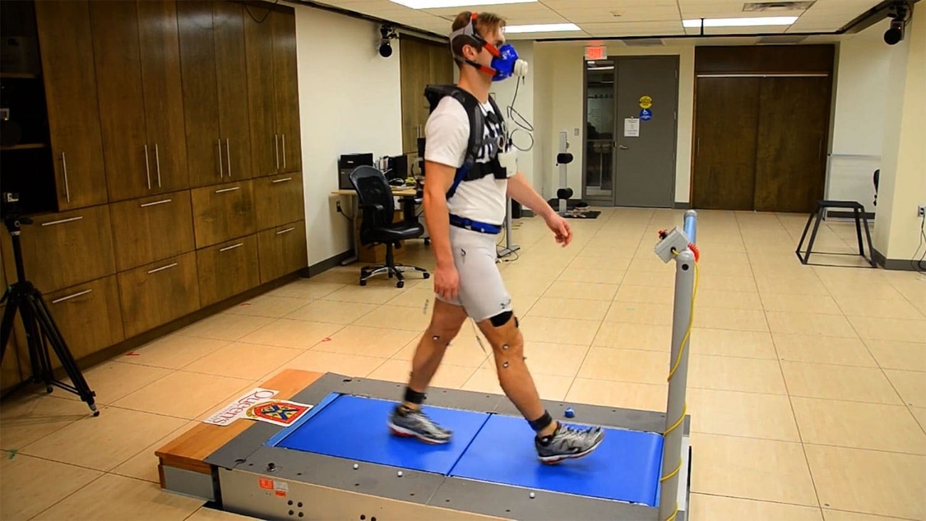 Egzoszkielet, który mieści się w plecaku może ułatwić chodzenie