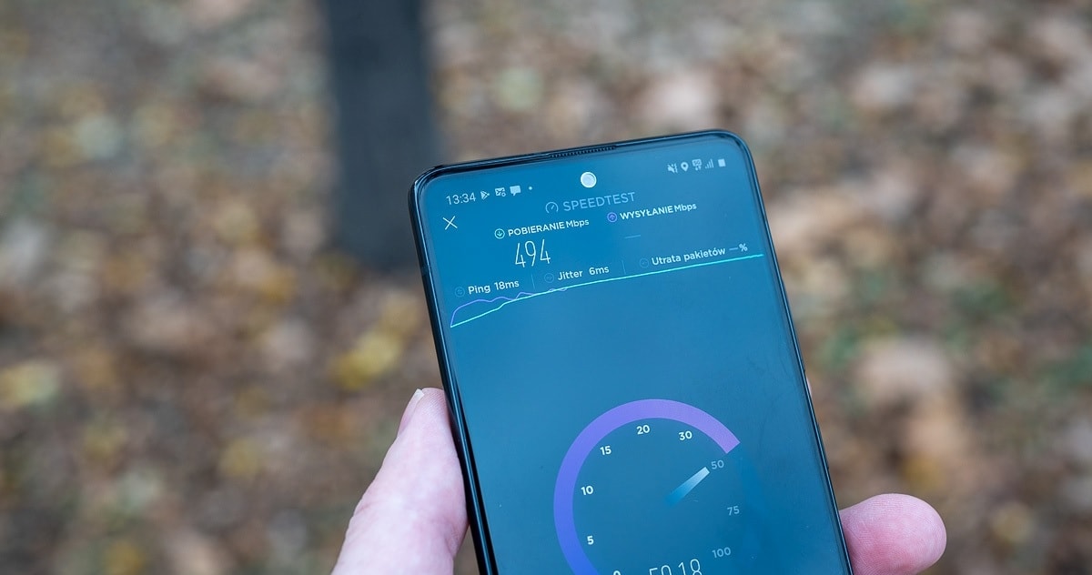 Play i T-Mobile mieli 5G w reklamach. Ale oficjalnie się do niej nie przyznają?