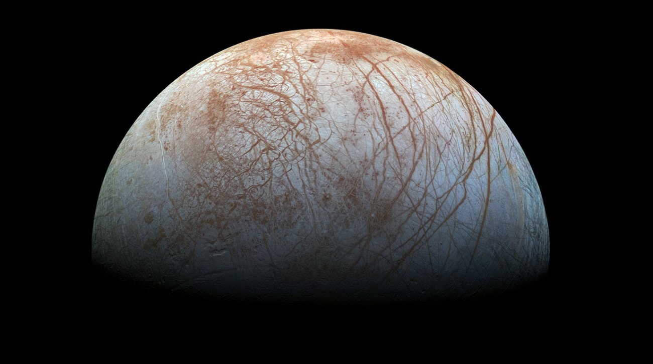 Księżyc Jowisza podlega regularnemu “bombardowaniu”. Czy Europa naprawdę może zawierać życie?