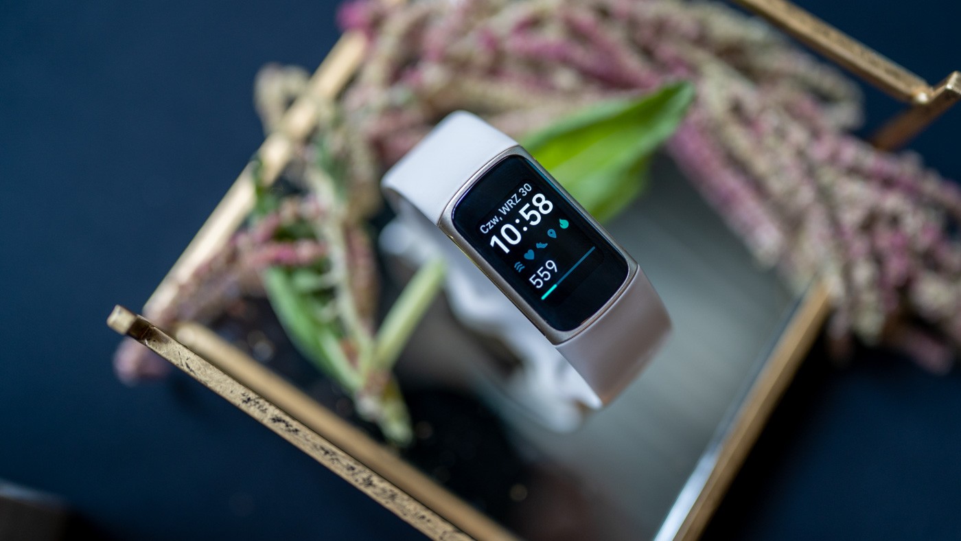 Fitbit Charge 5 dostępny na polskim rynku. Wśród nowości EKG i wskazówki życiowe