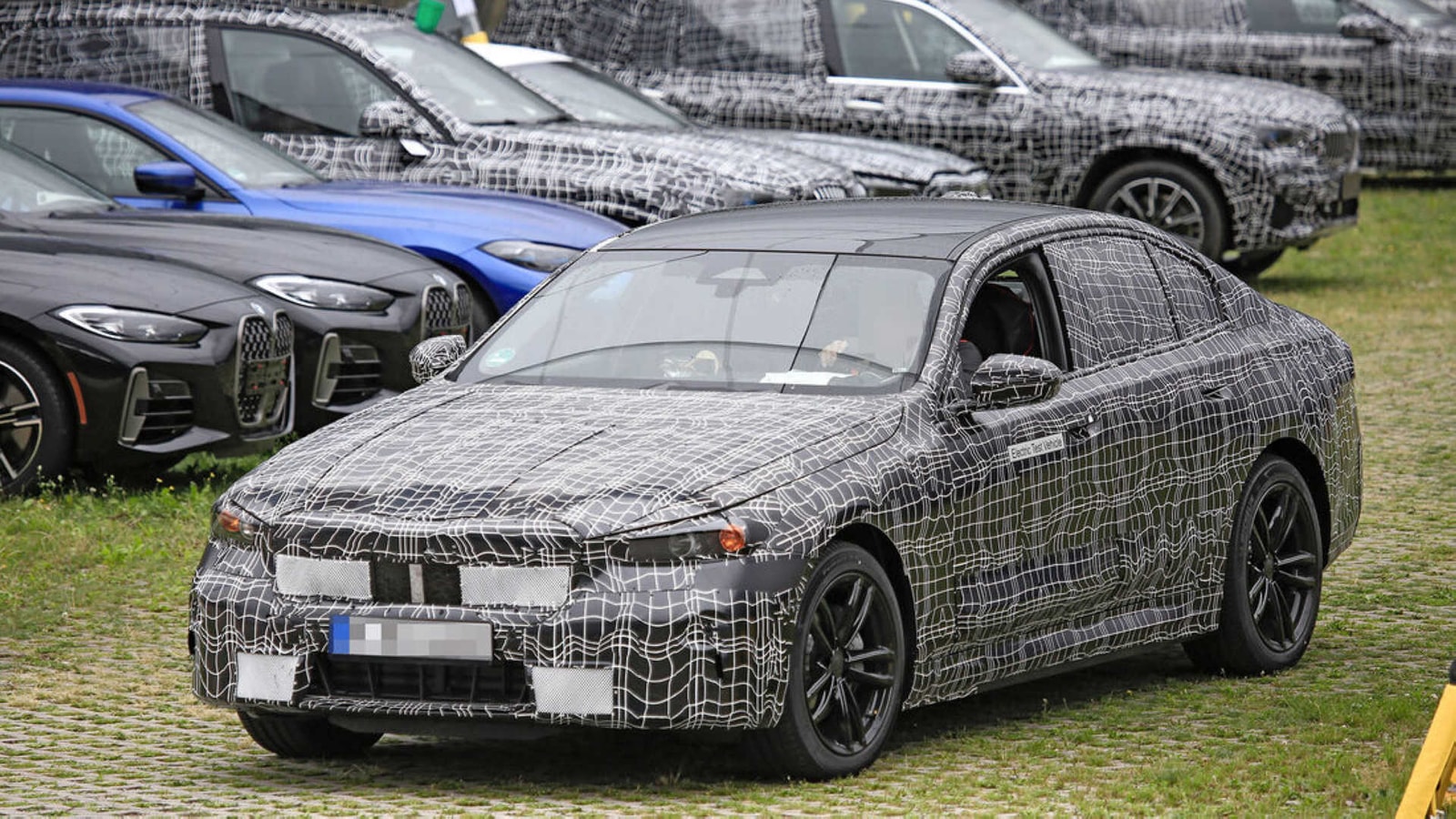 Elektryczne BMW i5 przyłapane na drodze