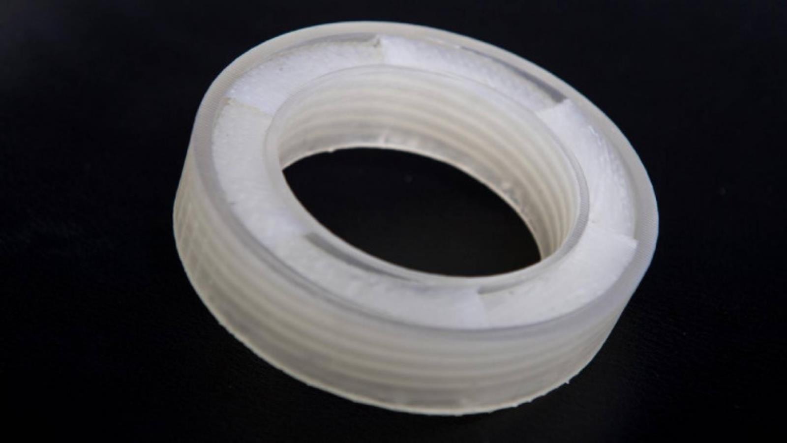 Ten akustyczny metamateriał blokuje do 94% hałasu, ale przepuszcza powietrze