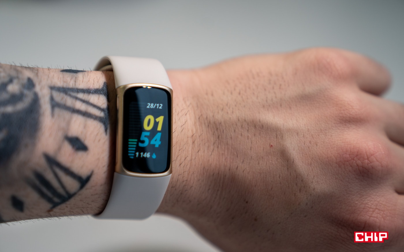 Test Fitbit Charge 5. Wygląda jak niepozorna opaska, ale mało co dorównuje jej możliwościom