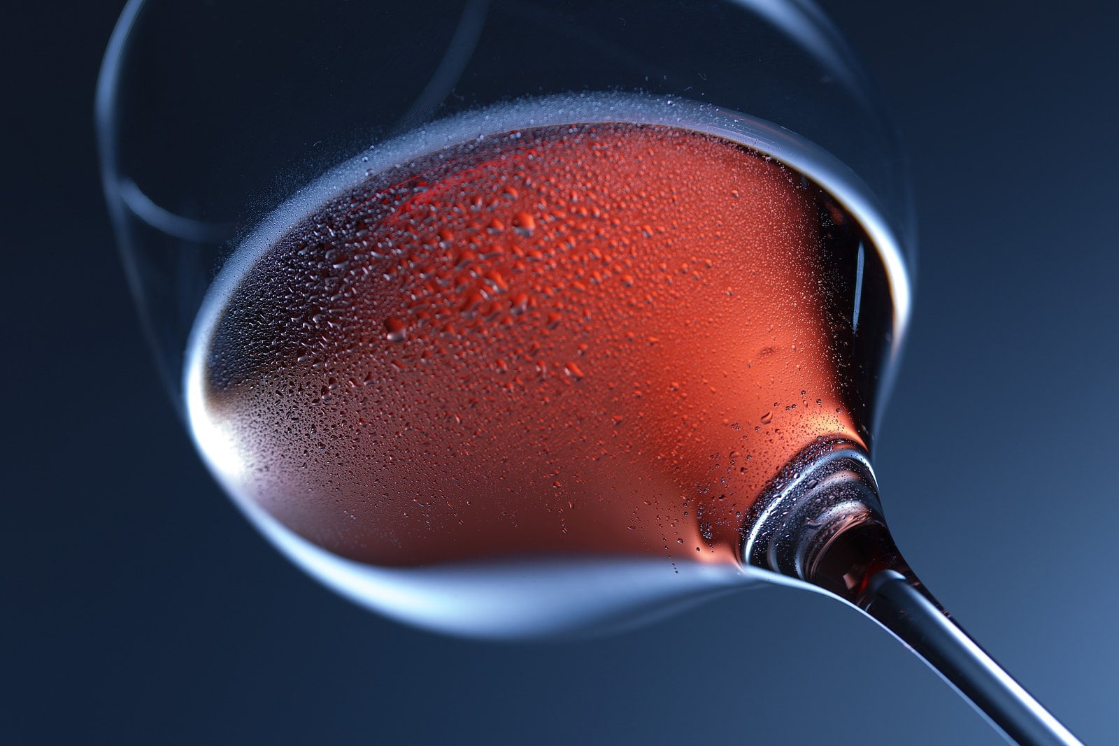 Wydawało się, że alkohol szkodzi tylko w nadmiarze. Prawda jest zupełnie inna
