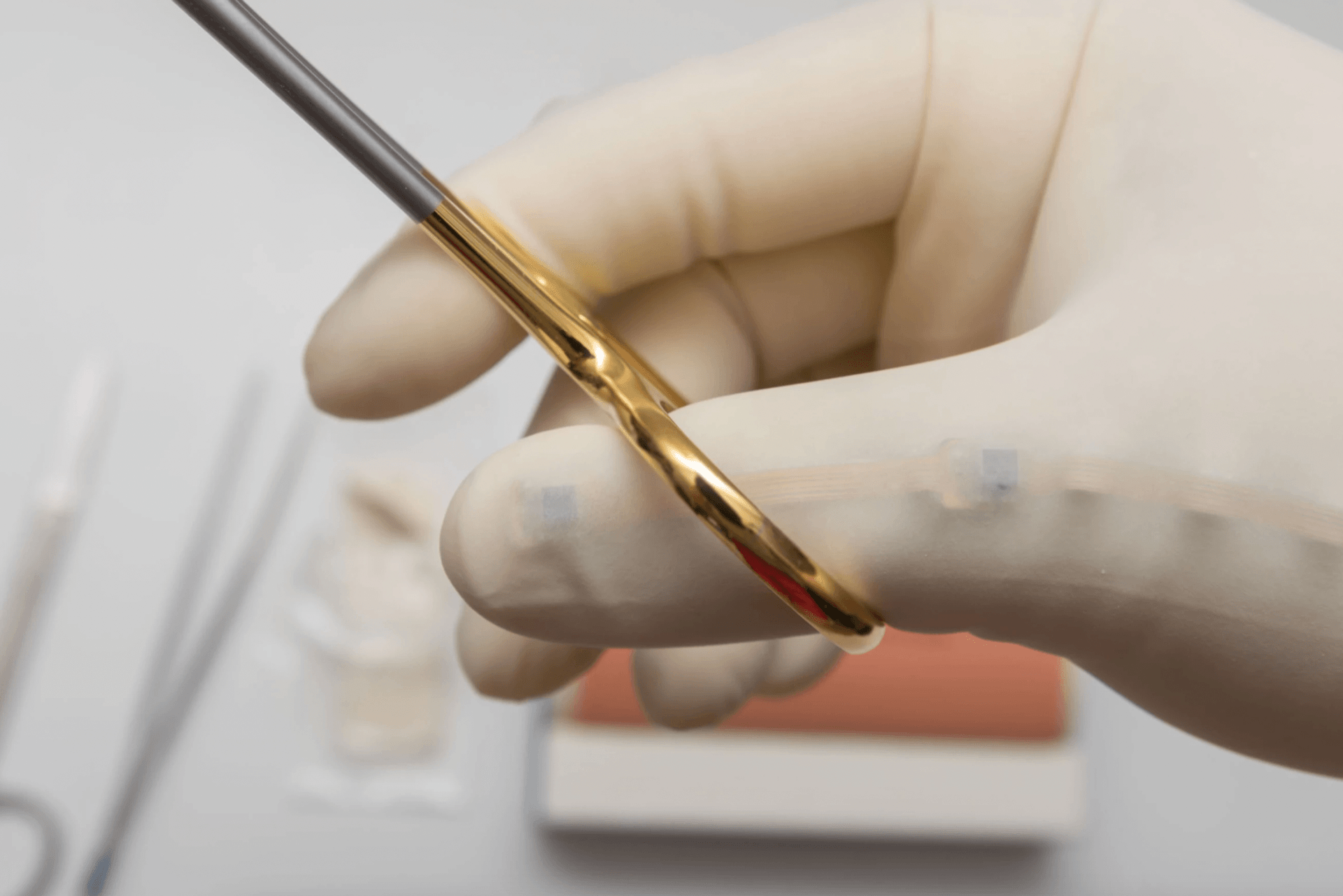 Te inteligentne rękawice chirurgiczne mogą ułatwić życie studentom medycyny
