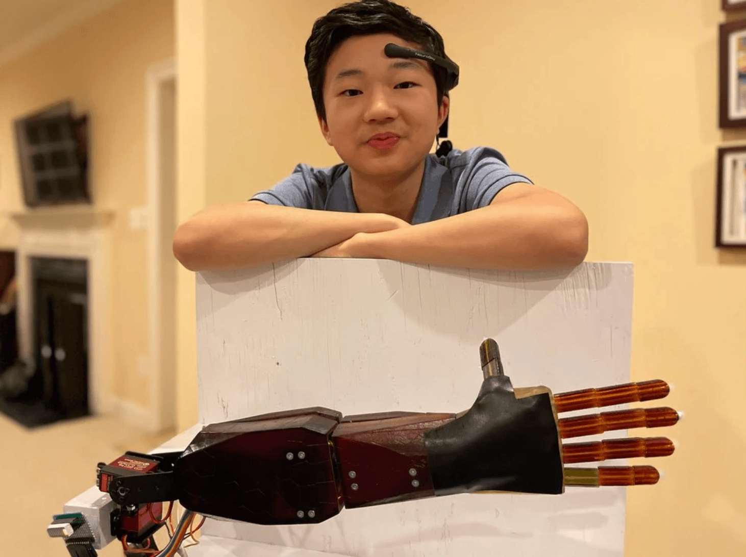 Benjamin Choi i jego proteza
