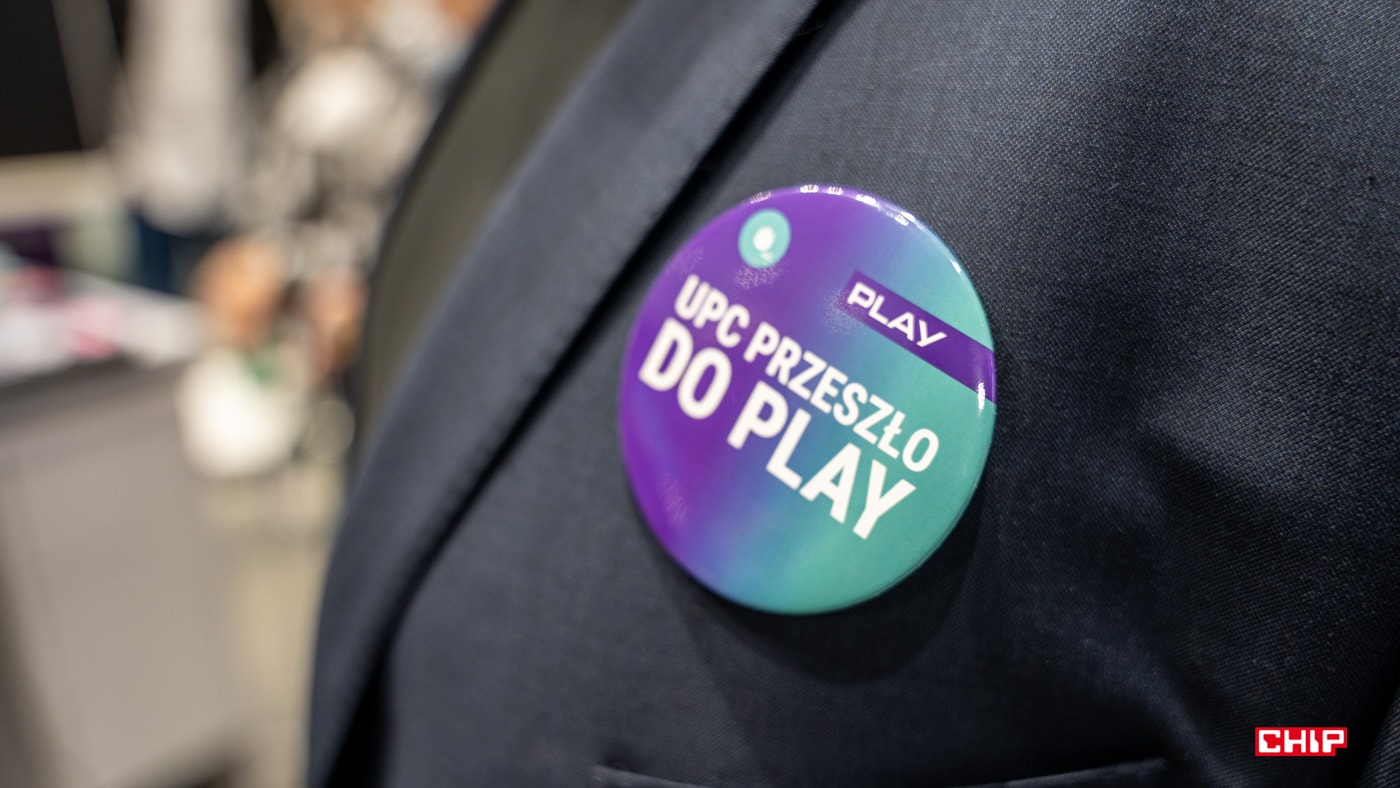 Play dla firm ma nową ofertę. Internet światłowodowy i 2 karty SIM za 60 zł