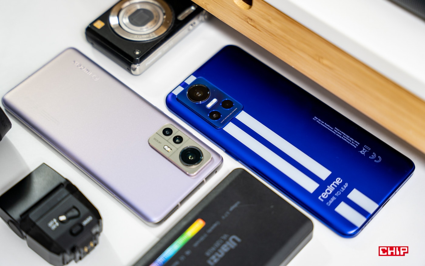 realme GT NEO 3 150W vs Xiaomi 12. Czy Dawid okaże się szybszy od Goliata?