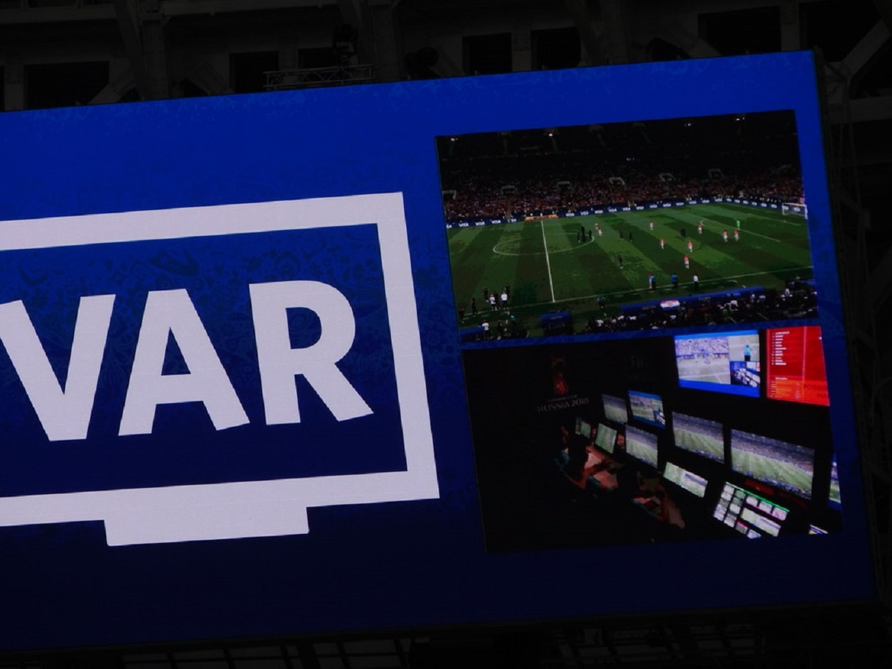 VAR nie zawsze sprawdza się idealnie. Naukowcy wskazują na problemy piłkarskiej technologii