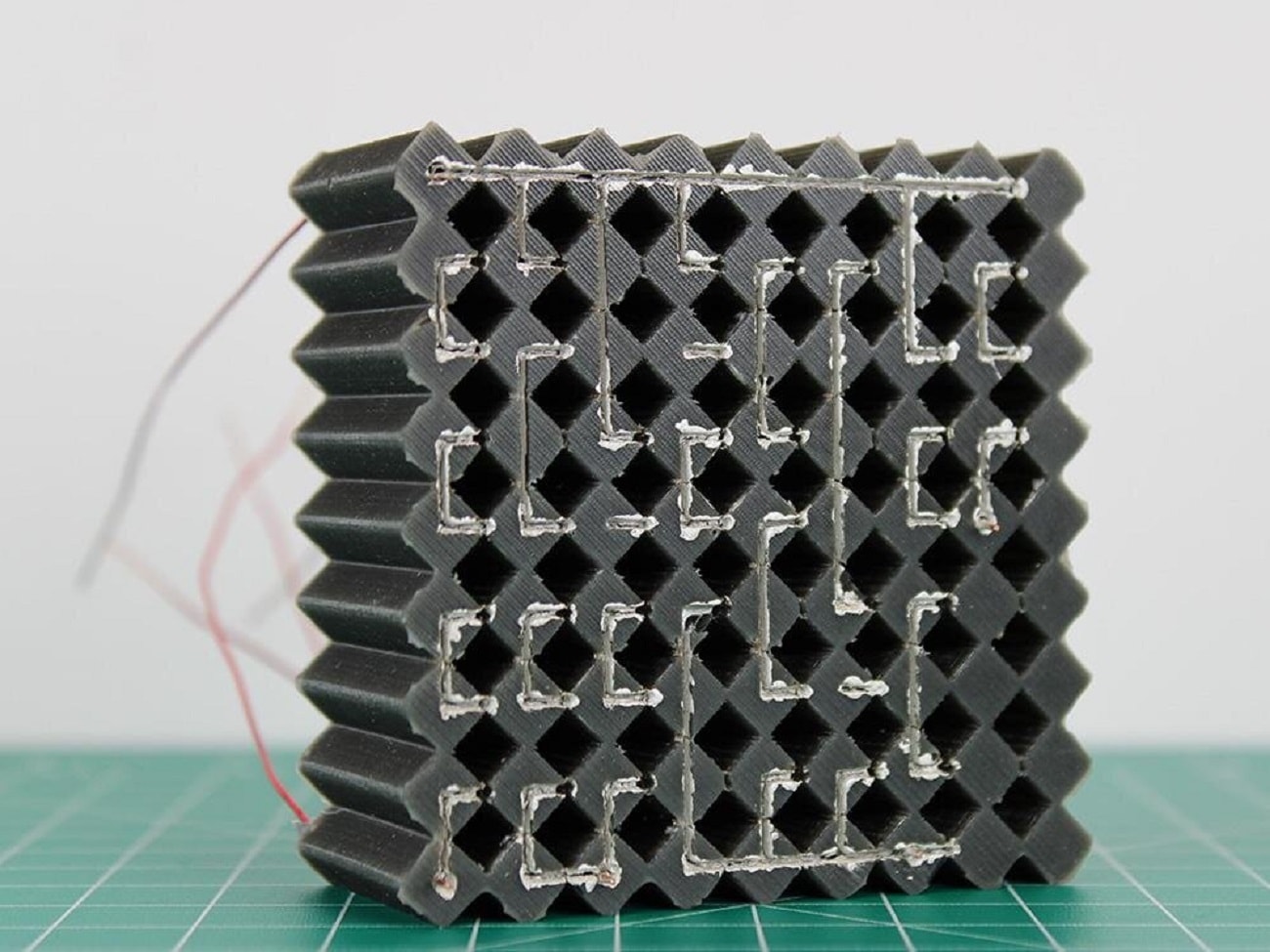 Powstał inteligentny materiał. Wystarczy go zgnieść, aby wykonywał obliczenia