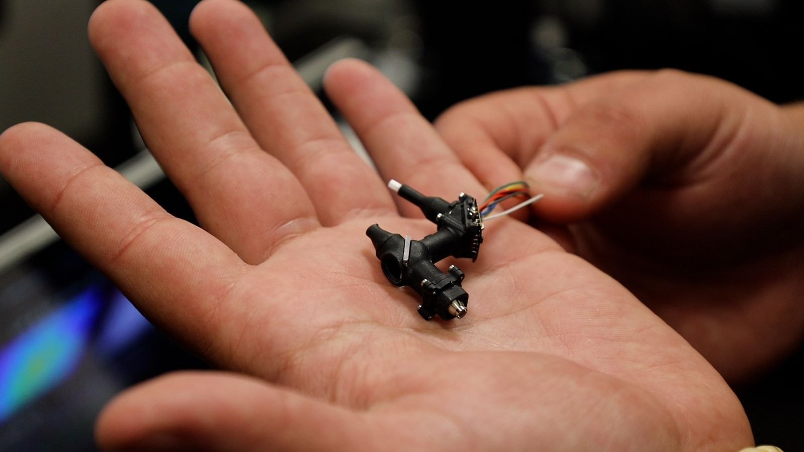 Mikroskop tak dokładny, że można nim obserwować neurony. Zadziwia też rozmiarami