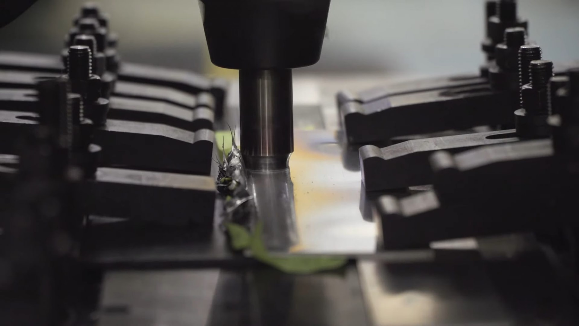 Spawanie metalu z plastikiem stało się możliwe. To otwiera drzwi do lżejszych i tańszych konstrukcji