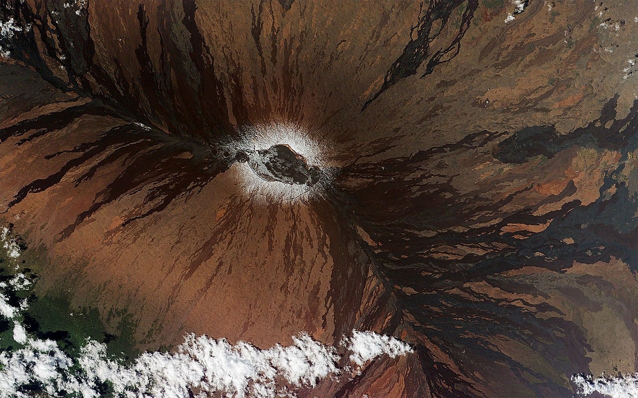 Nastąpiła erupcja największego aktywnego wulkanu na świecie. Jest się czego obawiać?