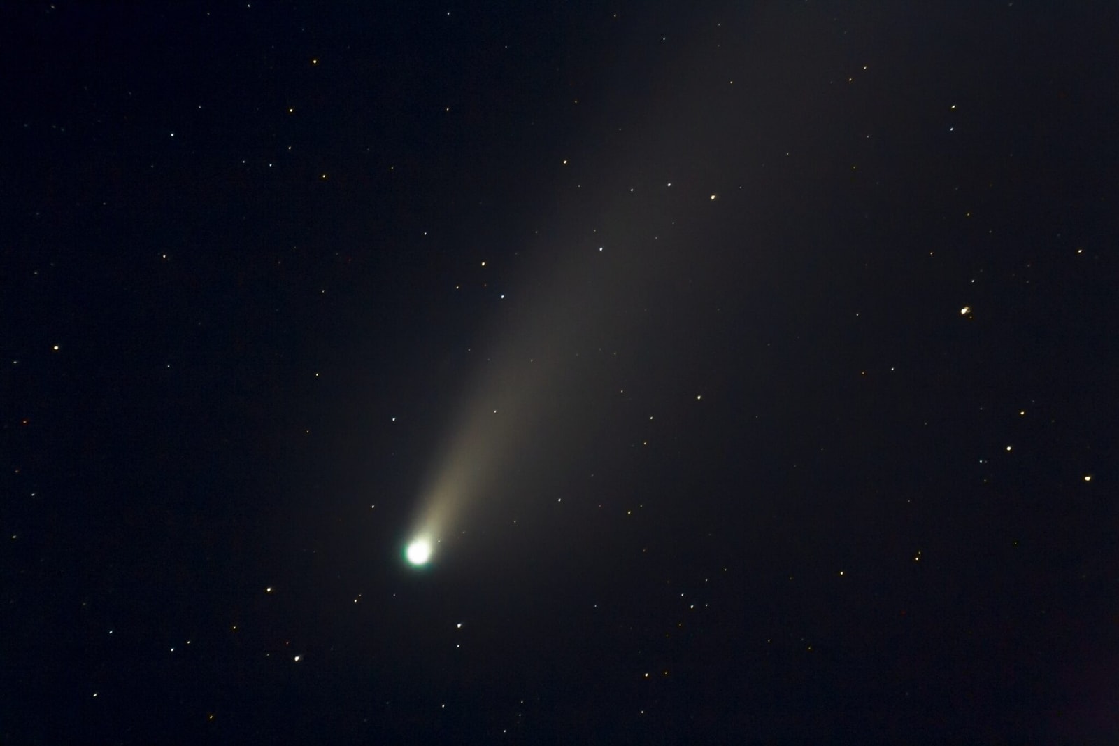 Wkrótce przeleci koło nas kometa. Astronomowie chcą, abyś przyjrzał się jej warkoczowi