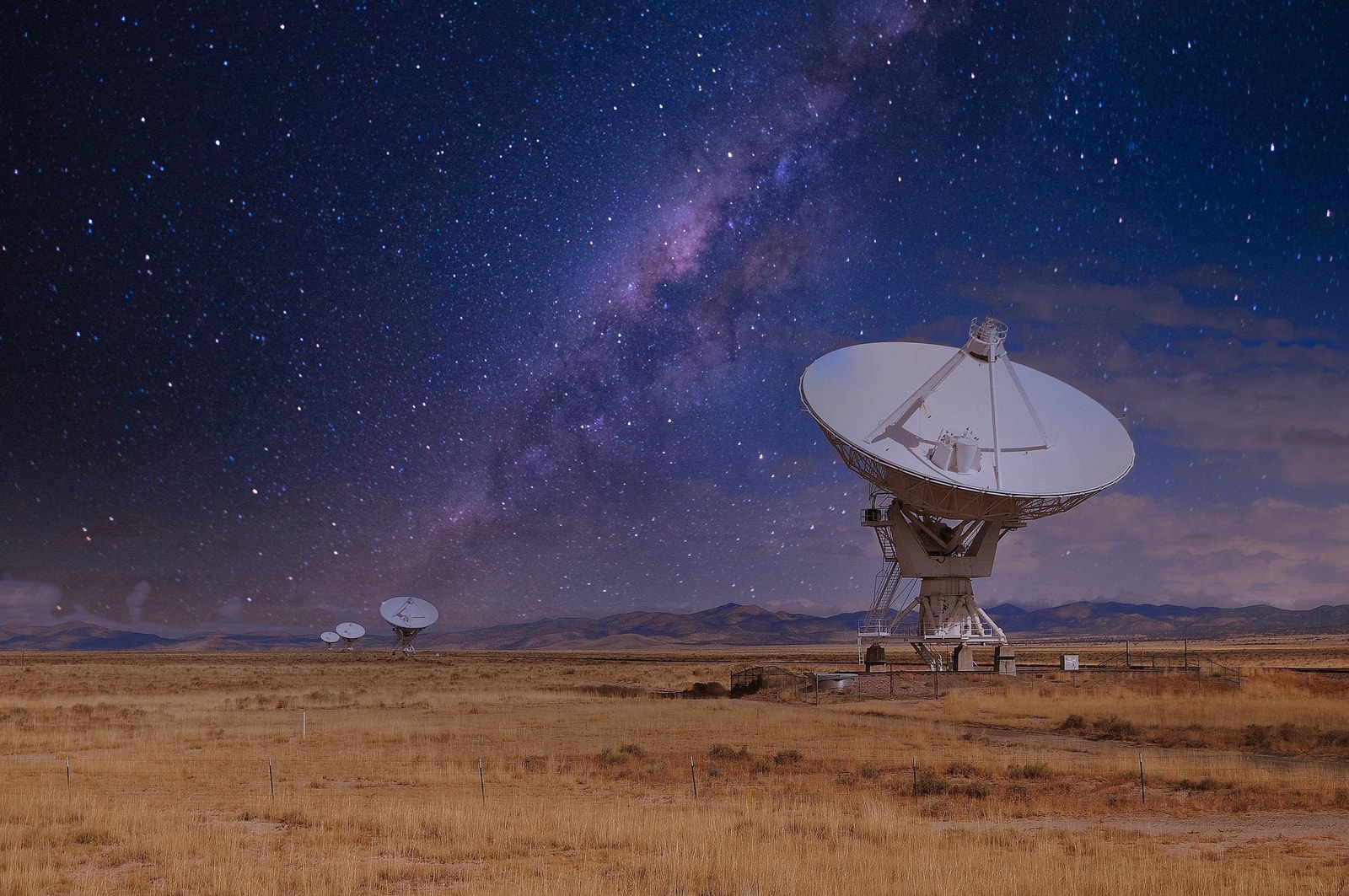 W martwym obszarze wszechświata nagle coś zaczęło emitować sygnały. Astronomowie w kropce