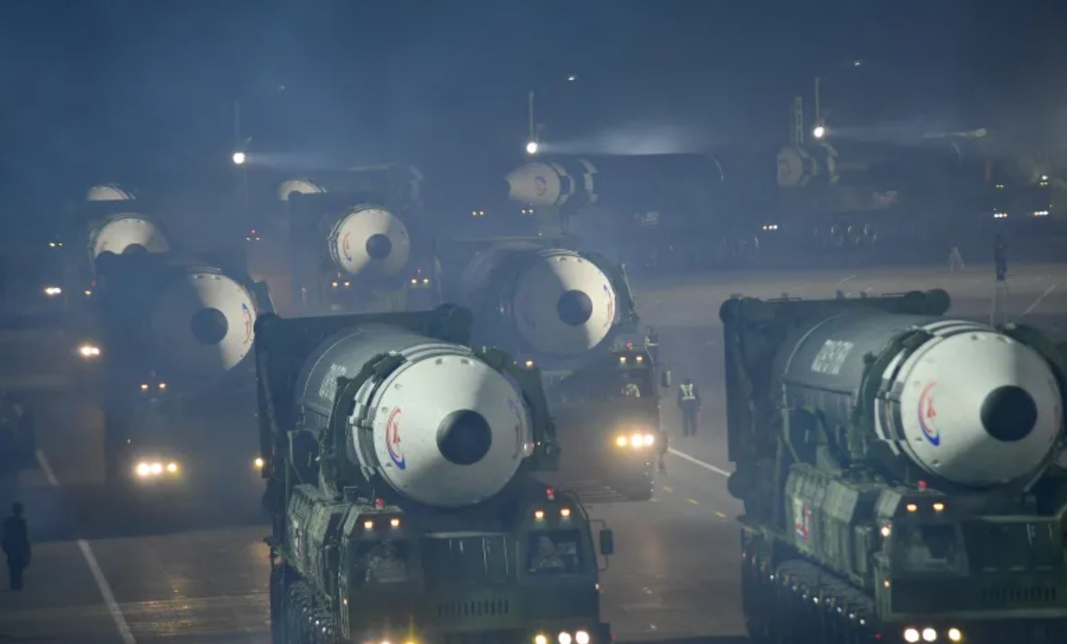 Korea Północna pokazała nową atomowkę na paradzie