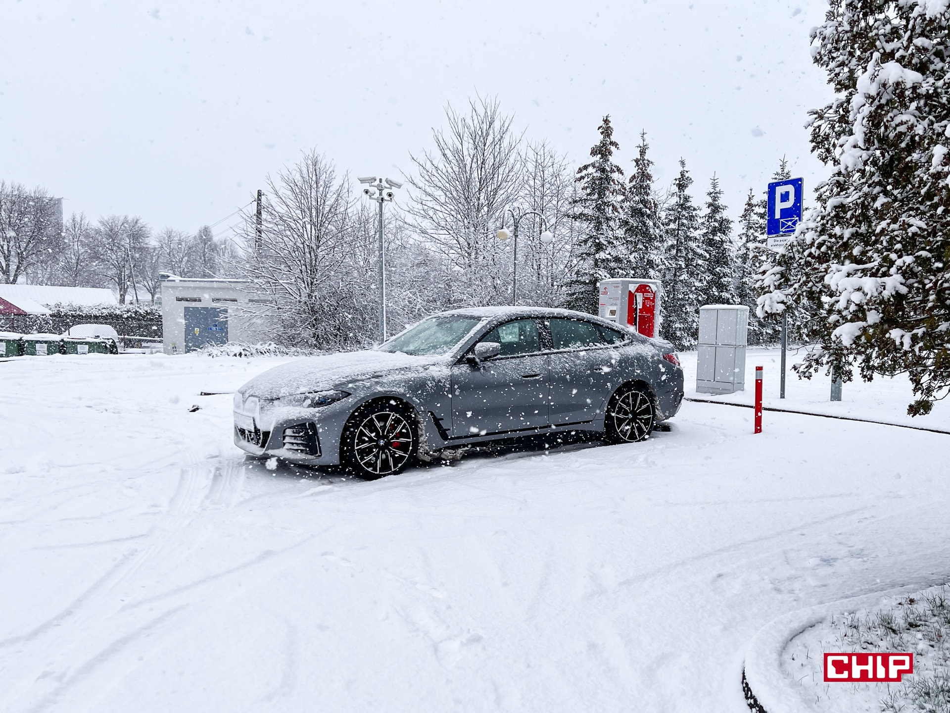 Stacja ładowania na Stacji Orlen. Zadaszenia nie stwierdzono
