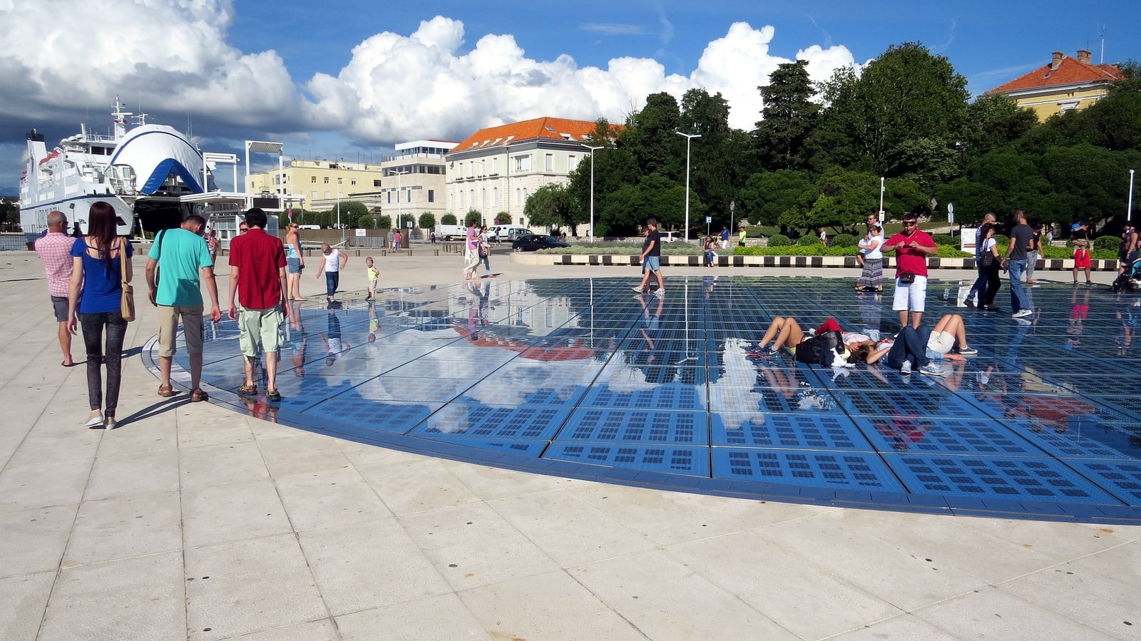 Panele słoneczne w przestrzeni publicznej
