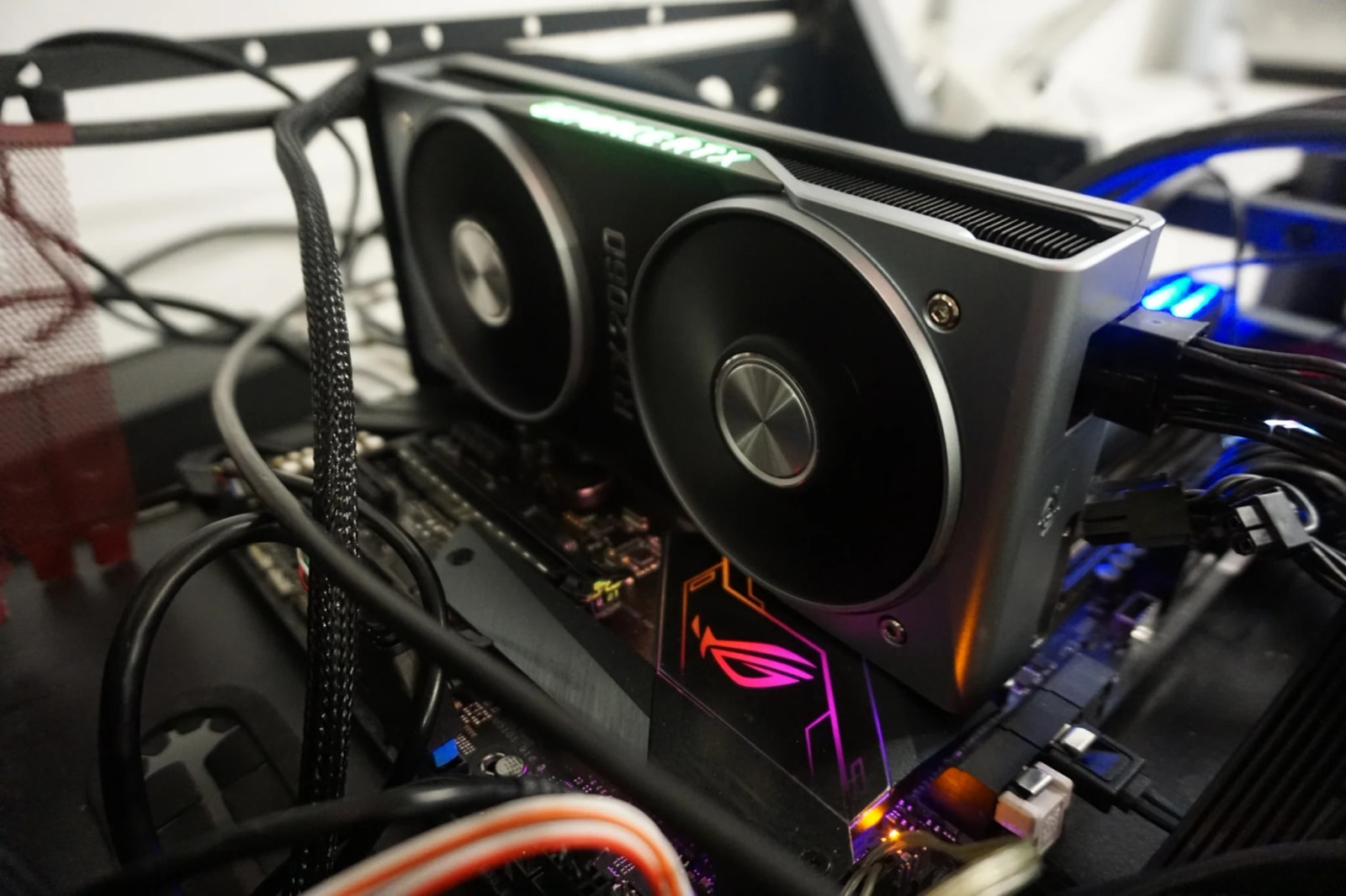 Ile VRAM naprawdę potrzebujesz? AMD twierdzi, że więcej, niż daje Nvidia