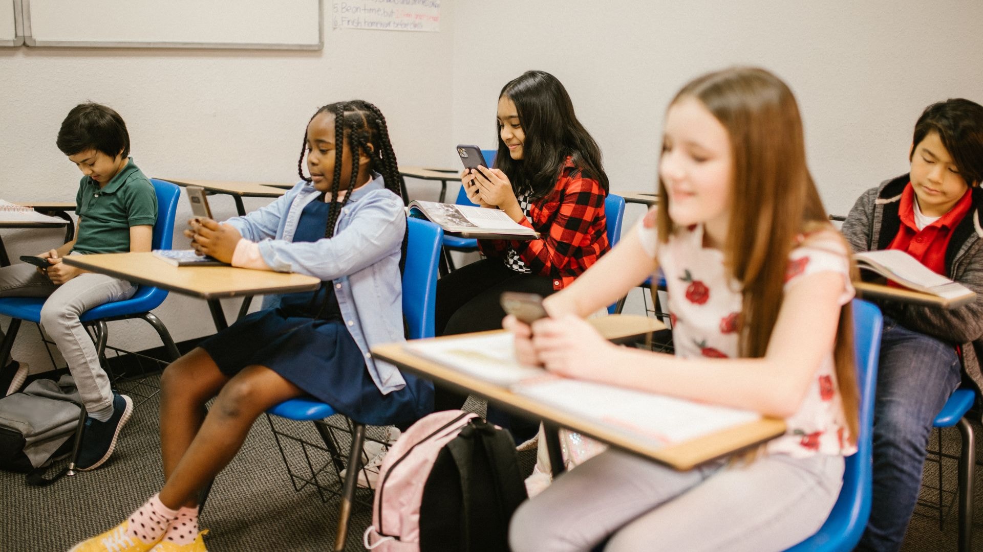 Finlandia chce ograniczyć używanie smartfonów szkołach, Norwegia chwali się wynikami. A w Polsce promujemy foliarzy