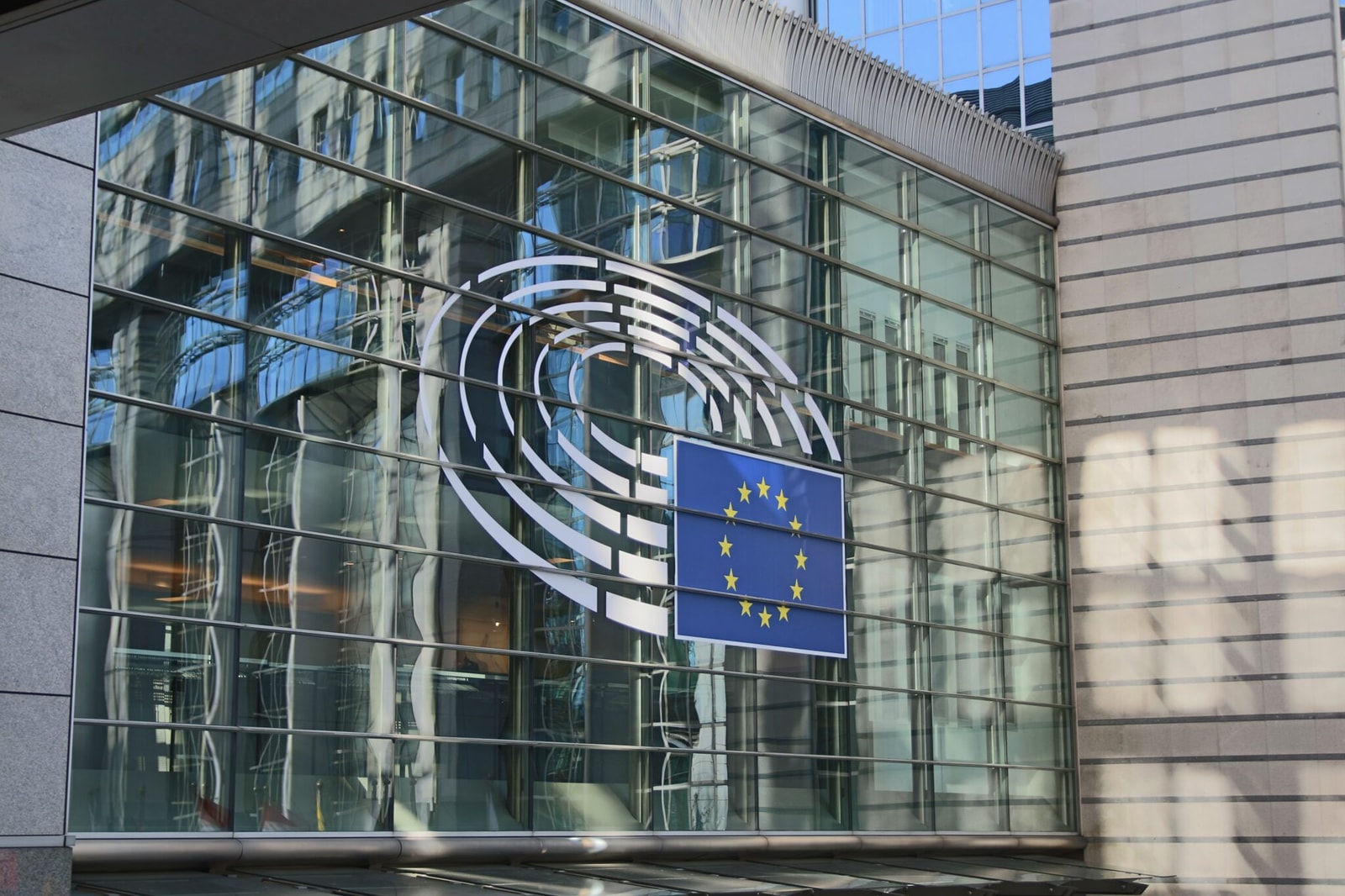 Parlament Europejski usadzi sztuczną inteligencję. Wszystko, co musisz wiedzieć o AI Act