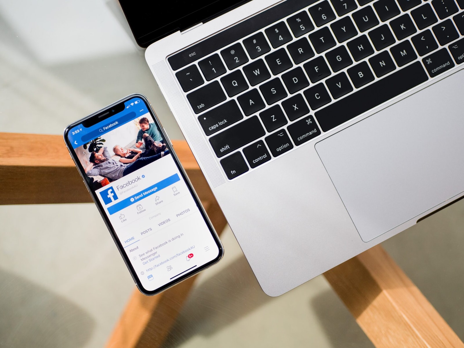 Facebook jest dla starych ludzi i… Polaków. Uwielbiamy serwis Marka Zuckerberga