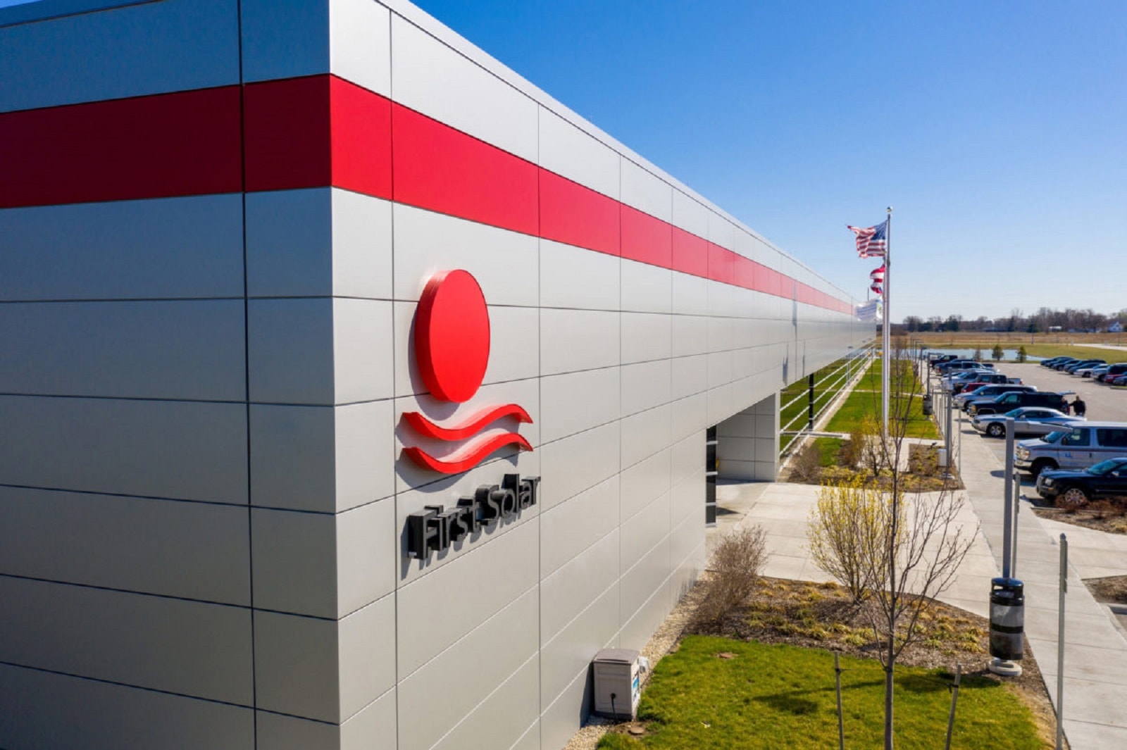 Tandemowe panele fotowoltaiczne technologią przyszłości. Ta firma ma co do tego pewność