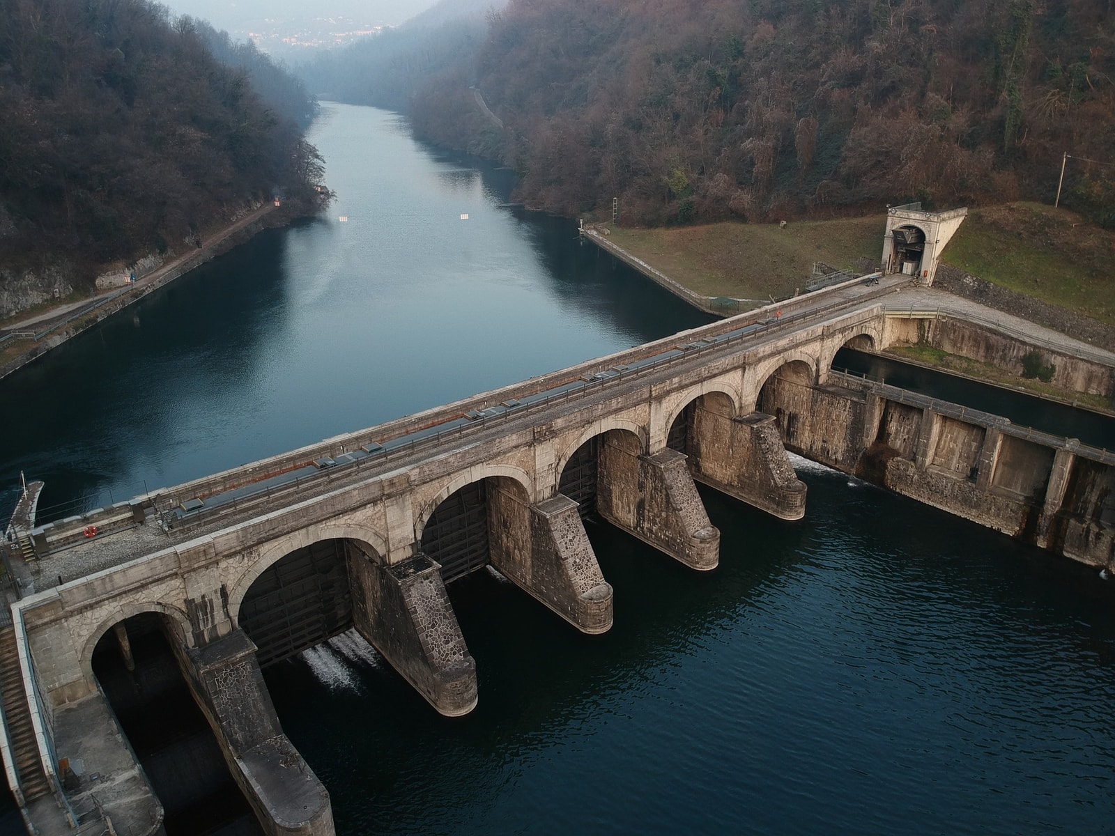 Elektrownie szczytowo-pompowe na tamach wodnych są jednym z rodzajów magazynów energii
