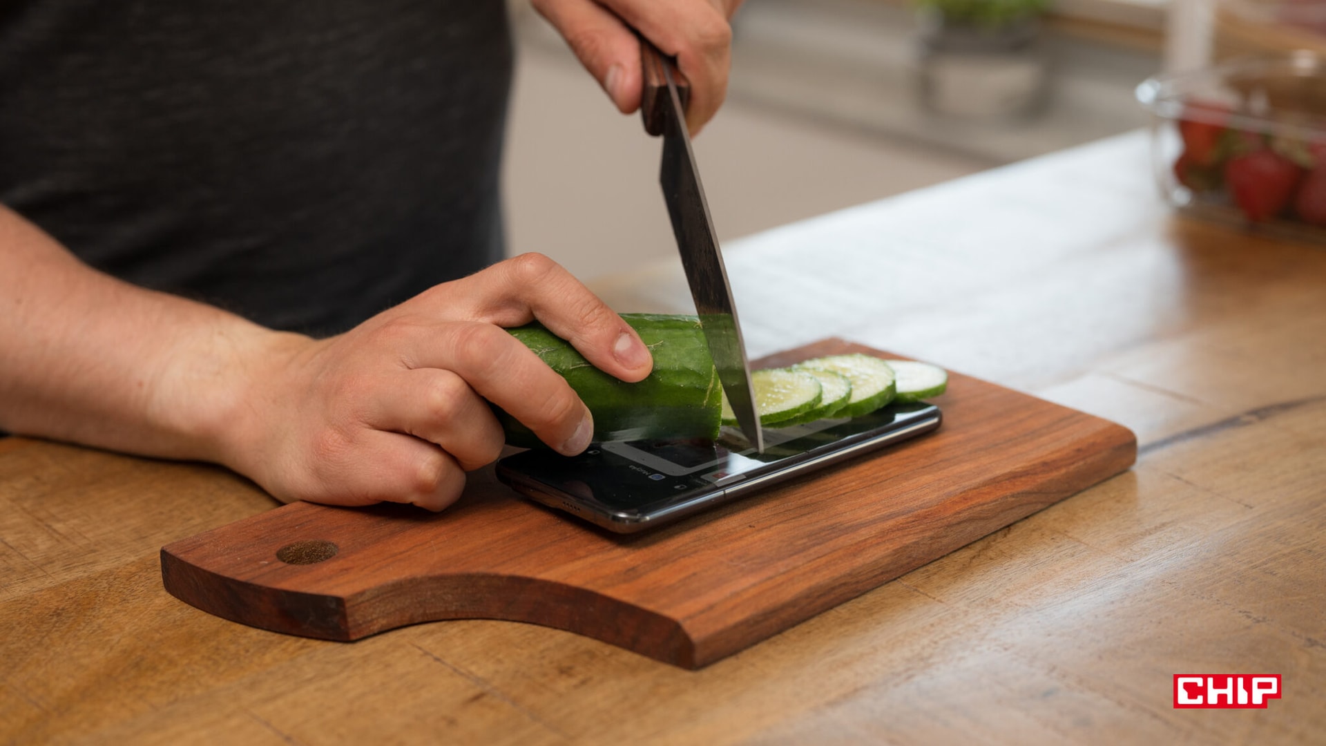 Ekstremalny test Huawei P60 Pro. Czy smartfon może być jednocześnie piękny i wytrzymały?